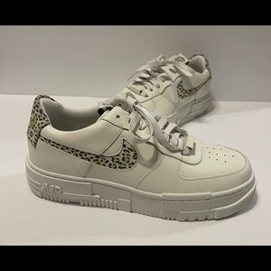 Nike Air Force I Pixel Light~ Lemon Size 9.5 🍋
